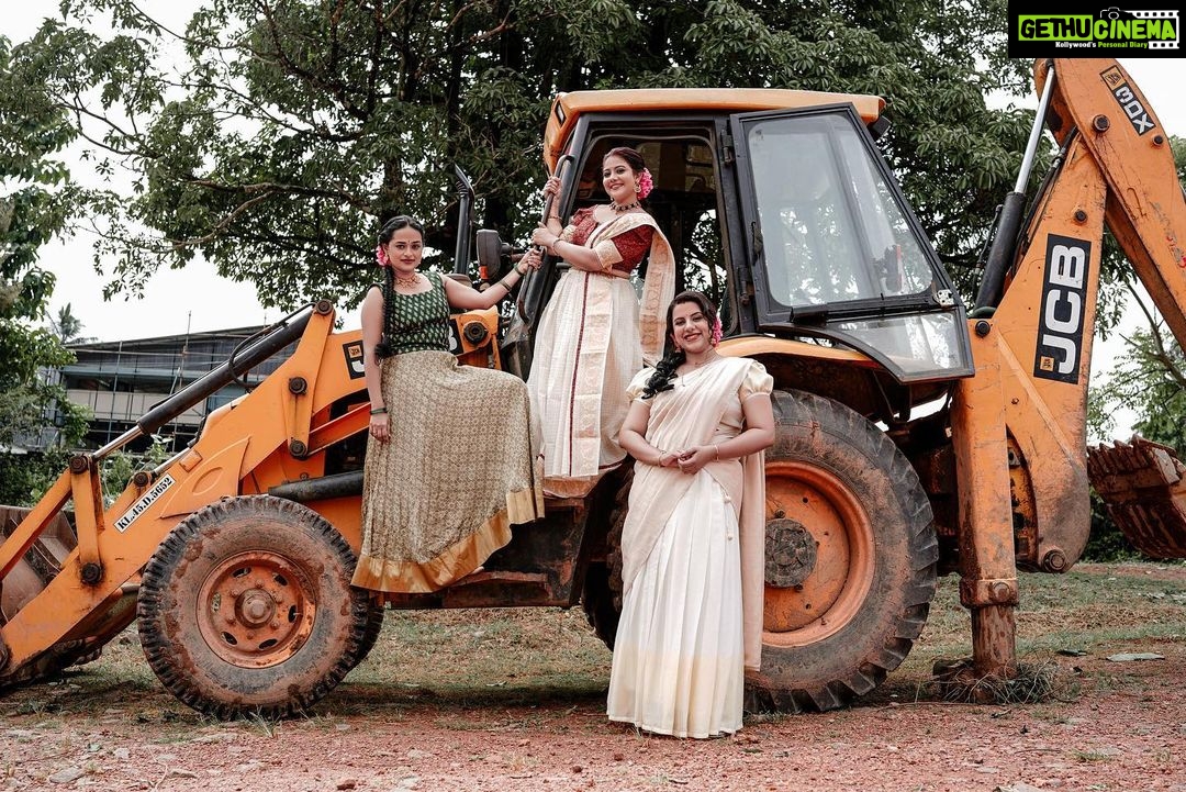 Rachana Narayanankutty Instagram - ONAM is about HAPPINESS…Happiness in what you do and what you wish to do. This Onam is so exciting for me as it made my childhood dream come true! It was a dream of mine to get into a JCB excavator @jcbmachines and just feel the vehicle/machine. It was quite a coincidence that we found a JCB while doing the photoshoot. Thanks a bunch @lineesh_3 (he was the driver) who allowed me to get into his JCB and do a photo shoot. Yes, JCB… this enormous excavation machine company holds certain values and the best among those is “CAN DO” philosophy. Let’s all make this ONAM more beautiful by applying the “CAN DO” philosophy in our lives .Happy Onam once again dears… Happy that I fulfilled my childhood dream with lovely @bhagya_92 and @contactchaithanya . Thank You dearest @styledby_nami @jee___mon @amal_ajithkumar @nithin_c_nandakumar @aju_popz______ @abhijith_td for the beautiful support 🌺🌸🌼 #onam #jcb #jcblovers #onamcelebration #rachananarayanankutty