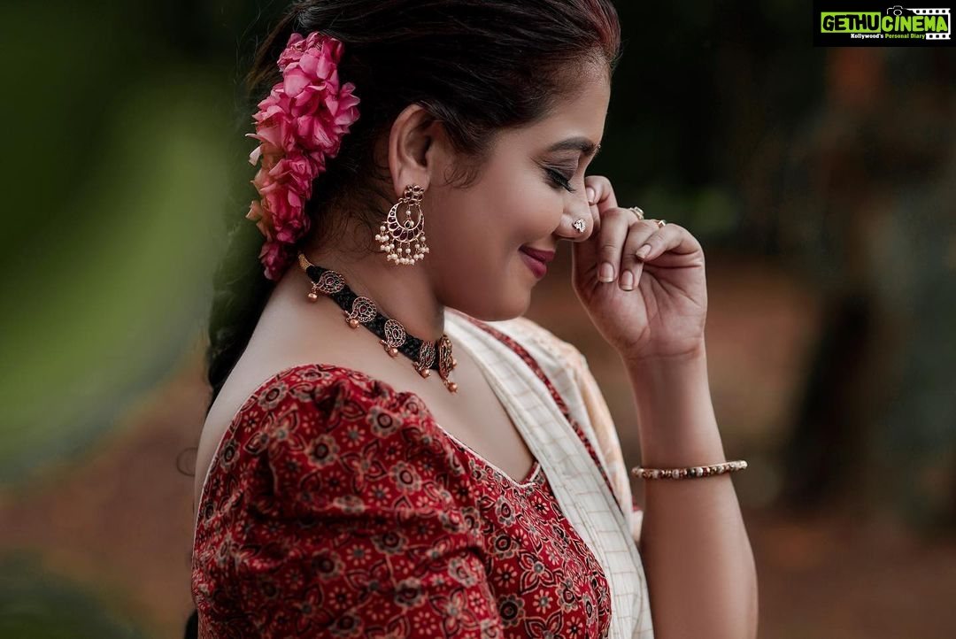 Rachana Narayanankutty Instagram - ഓണം എവിടെ വരെ ആയി? ഞാൻ ദാ തൃശ്ശൂർ ക്ക് പോണു ... ഉത്രാട പാച്ചിൽ തന്നെ ! വീട്ടിൽ അമ്മയെ സഹായിക്കാൻ വരണ ശ്യാമക്ക് ഒരു ഓണക്കോടി, പിന്നെ ഷാജു ഏട്ടനും (എന്റെ സാരഥി) കൂട്ടത്തിൽ നാരായണി അമ്മയുടെ വക ഏട്ടനും ഏട്ടത്തിയമ്മക്കും എനിക്കും ഒരു ഓണക്കോടി ഉണ്ടത്രേ. തിരിച്ചവരുമ്പോ പാടുക്കാട് ന്ന് ഇത്തിരി ശർക്കറുപ്പേരീം നാലുവർത്തതും (വാവക്കും ശങ്കൂനും അതാണ് താല്പര്യം) പിന്നെ മിസ്റ്റർ നാരായണന്കുട്ടിയുടെ നിർദ്ദേശ പ്രകാരം ആനേടത്തപ്പന് വക്കാൻ ഒരു കാഴ്ചക്കുലയും.... അയ്യോ മറന്നു ...ഒരു ട്യൂബും 3 എൽ ഇ ഡി ബൾബുകളും ; ഓണല്ലേ ഇത്തിരി വെളിച്ച കൂടുതൽ ഇരിക്കട്ടെ !!! അപ്പൊ ഞാൻ എത്തി ട്ടോ ...എല്ലാരും തകൃതിയായി ഓണം ആഘോഷിക്കൂ .സ്നേഹം 🌼🌸🌺🌼 #onam #uthradapaachil