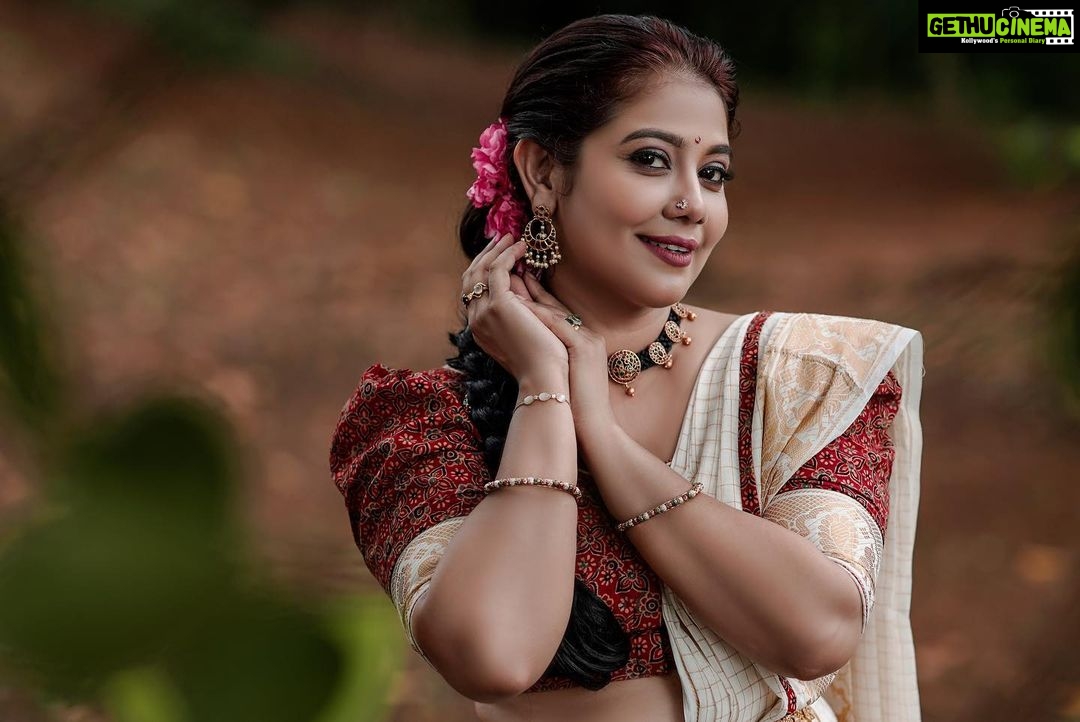 Rachana Narayanankutty Instagram - ഓണം എവിടെ വരെ ആയി? ഞാൻ ദാ തൃശ്ശൂർ ക്ക് പോണു ... ഉത്രാട പാച്ചിൽ തന്നെ ! വീട്ടിൽ അമ്മയെ സഹായിക്കാൻ വരണ ശ്യാമക്ക് ഒരു ഓണക്കോടി, പിന്നെ ഷാജു ഏട്ടനും (എന്റെ സാരഥി) കൂട്ടത്തിൽ നാരായണി അമ്മയുടെ വക ഏട്ടനും ഏട്ടത്തിയമ്മക്കും എനിക്കും ഒരു ഓണക്കോടി ഉണ്ടത്രേ. തിരിച്ചവരുമ്പോ പാടുക്കാട് ന്ന് ഇത്തിരി ശർക്കറുപ്പേരീം നാലുവർത്തതും (വാവക്കും ശങ്കൂനും അതാണ് താല്പര്യം) പിന്നെ മിസ്റ്റർ നാരായണന്കുട്ടിയുടെ നിർദ്ദേശ പ്രകാരം ആനേടത്തപ്പന് വക്കാൻ ഒരു കാഴ്ചക്കുലയും.... അയ്യോ മറന്നു ...ഒരു ട്യൂബും 3 എൽ ഇ ഡി ബൾബുകളും ; ഓണല്ലേ ഇത്തിരി വെളിച്ച കൂടുതൽ ഇരിക്കട്ടെ !!! അപ്പൊ ഞാൻ എത്തി ട്ടോ ...എല്ലാരും തകൃതിയായി ഓണം ആഘോഷിക്കൂ .സ്നേഹം 🌼🌸🌺🌼 #onam #uthradapaachil