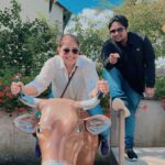 Rachana Narayanankutty Instagram – Suvvissuvennala suvvalala….
Just some Swiss things…🤍 
With these lovely booiiisss @krishh_drummer @fayiz_muhammed_official 
#rachananarayanankutty #reihnfallswitzerland #vacation #dancer #cow Schaffhausen Reihnfall Switzerland