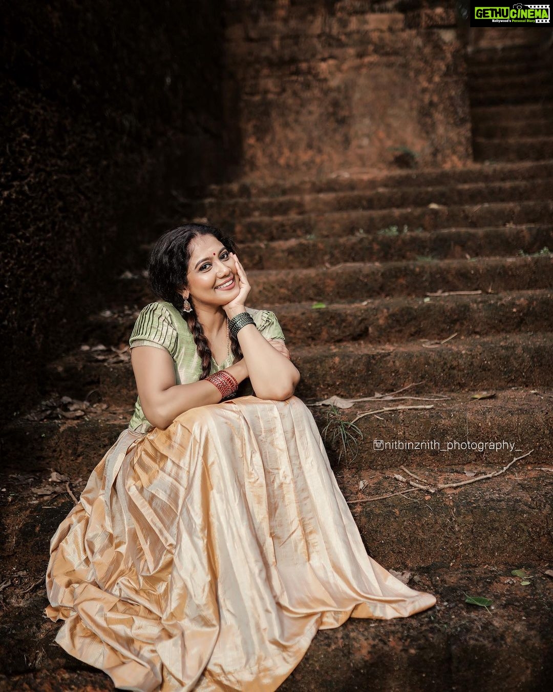 Rachana Narayanankutty Instagram - Pattu Pavada💚🧡 Graced in colours of apple green and pears combined in sentamizh pattu pavada. Ornamented with exquisite weaving of white and green beed string to endure her tenderness. The Tamil cult tradition of glints glass bangles coloured in green and red. PC @nithinznith_photography_ MUA &Styling @styledby_nami Fabric @pothysofficial @pothyssuperstoreskochi @pothyskerala #pattupavadai #pattupavada #tamil #tamilculture #kuppivala #rachananarayanankutty