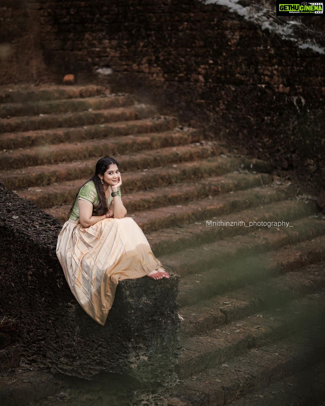Rachana Narayanankutty Instagram - Pattu Pavada💚🧡 Graced in colours of apple green and pears combined in sentamizh pattu pavada. Ornamented with exquisite weaving of white and green beed string to endure her tenderness. The Tamil cult tradition of glints glass bangles coloured in green and red. PC @nithinznith_photography_ MUA &Styling @styledby_nami Fabric @pothysofficial @pothyssuperstoreskochi @pothyskerala #pattupavadai #pattupavada #tamil #tamilculture #kuppivala #rachananarayanankutty Pullu Padam