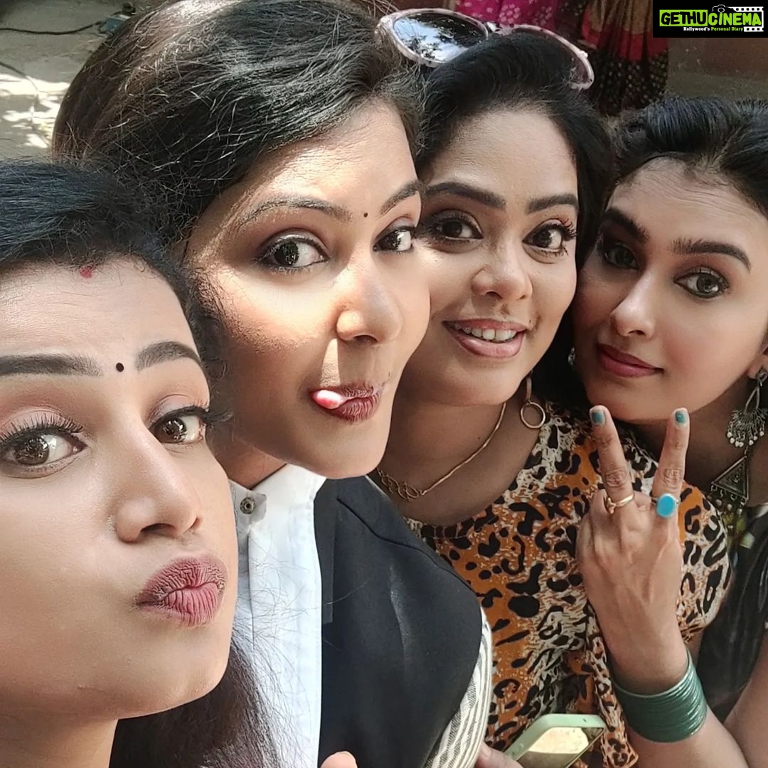 Rachitha Mahalakshmi Instagram - Thanku PPA team nd thanku for d whole crew for having me on d show.... ππ»ββοΈππππ It was pleasure working with extremely lovely co stars...... Abhishek sirπ€π€π€ @devayani_raajakumaran π @parvathyofficial π @nivashinidivya π₯° @niyazj_official βΊοΈ @devipriya23_official π @vandanamichael3 π ππππ Hope v work again ππππ #pudhupudhuarthangal #zeetamizh πππππππ