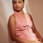 Radhika Apte Instagram – 🌸

Outfit – @labelrsvp @timelessjewelsby_s

Styling – @alliaalrufai @nayaabrandhawa @alliaandnayaab

Makeup – @eshwarlog
Hair – @jrmellocastro

📷 – @yugammonga