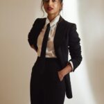 Radhika Apte Instagram – WIB 🖤 #youknowwhatimean #iykyk 

Outfit – @massimodutti

Styling – @alliaalrufai @nayaabrandhawa @alliaandnayaab

Makeup – @eshwarlog
Hair – @jrmellocastro

📷 – @yugammonga