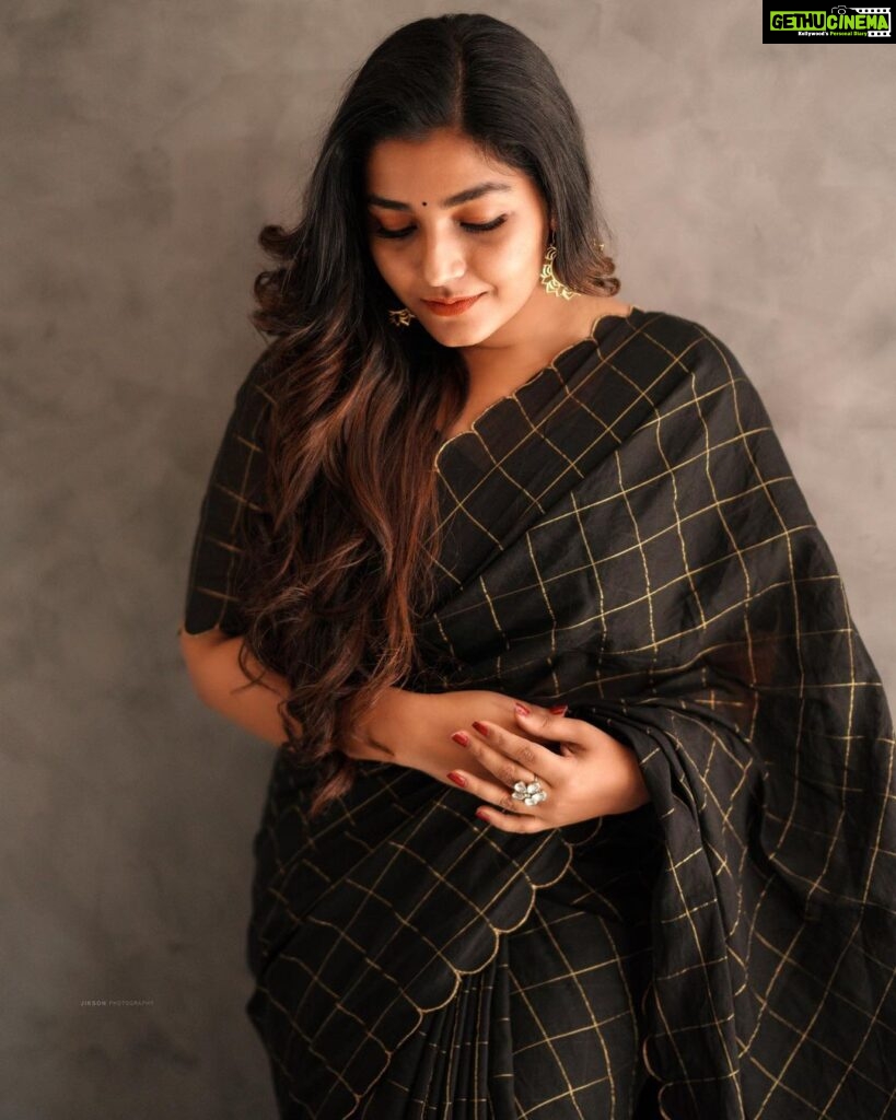 Rajisha Vijayan Instagram - Draped in black and gold 🖤 Sardar Kerala Promotions 🥻 @jugalbandhi 📸 @jiksonphotography 💄 @seema_haridas_official Assisted by @lakshmi_jaganthan #sardarmovie #diwalirelease #oct21