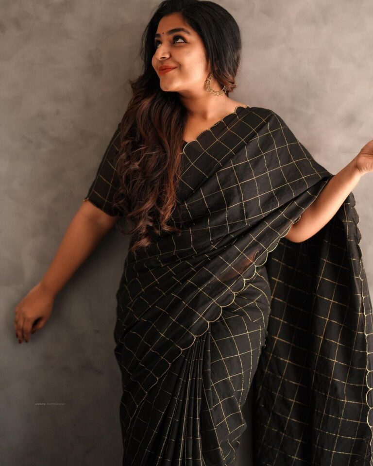 Rajisha Vijayan Instagram - Draped in black and gold 🖤 Sardar Kerala Promotions 🥻 @jugalbandhi 📸 @jiksonphotography 💄 @seema_haridas_official Assisted by @lakshmi_jaganthan #sardarmovie #diwalirelease #oct21