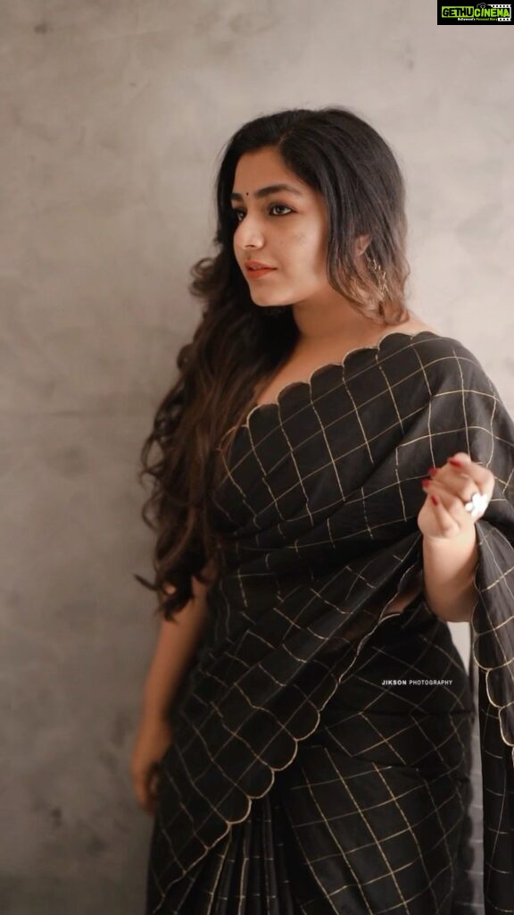 Rajisha Vijayan Instagram - Draped in black and gold 🖤 🥻 @jugalbandhi 📸 @jiksonphotography 💄 @seema_haridas_official Assisted by @lakshmi_jaganthan #sardarmovie #oct21st #rajishavijayan
