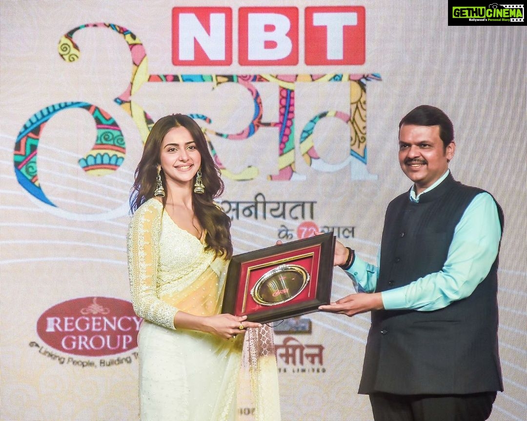 Rakul Preet Singh Instagram - Only gratitude ❤️ Thankyou Navbharat times for honoring me with “Breakthrough star of the year “ award .. ❤️🙏🏻
