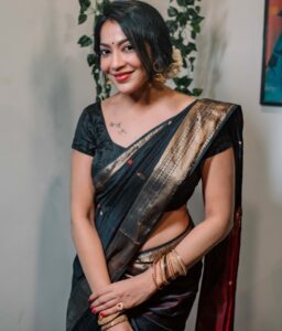 Ramya Subramanian Instagram - 🏠❤️🤗 

📸 @anirudh.sriknth 
Saree - @thepallushop 
MUA- @makeoverby_shwetha_ 

#Golu2022 #NavarathriOOTD #SaraswatiPooja #vijayadasami #AyudhaPooja