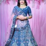 Raveena Daha Instagram - 💙💙நீல வானம் நீயும் நானும்💙💙 Makeupartist : @lavanyaeuginebridalmakeup💙 . Jewellery: @Angelsblushbridaljewellery🤩 . Costume: @ravikkai_selai 🦋 . #RD #raveena #raveenadaha