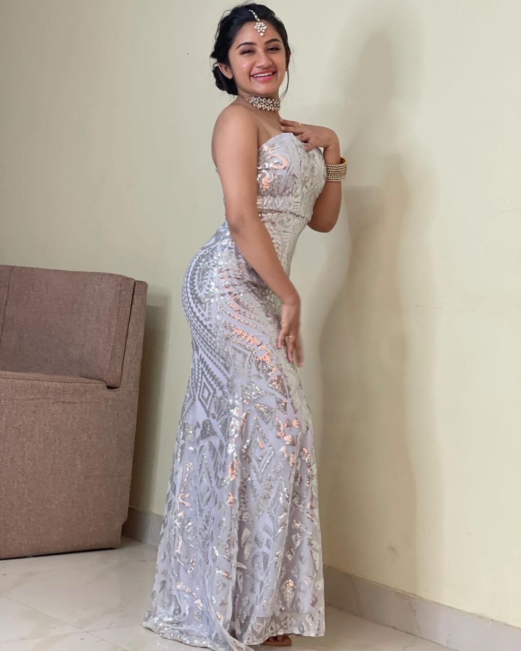 Raveena Daha Instagram - ஒலியின்றி உதடுகள் பேசும் பெறும் புயலென வெளிவரும் சுவாசம் ஒரு சுவடின்றி நடந்திடும் பாதம் இது அதிசய அனுபவம் ஓ யே🤍🤍🤍 Wearing this stunning outfit from @urbanic_in 😍 #RD #raveenadaha #raveena