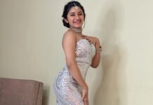 Raveena Daha Instagram - ஒலியின்றி உதடுகள் பேசும் பெறும் புயலென வெளிவரும் சுவாசம் ஒரு சுவடின்றி நடந்திடும் பாதம் இது அதிசய அனுபவம் ஓ யே🤍🤍🤍 Wearing this stunning outfit from @urbanic_in 😍 #RD #raveenadaha #raveena