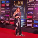 Reba Monica John Instagram – SIIMA day 1 in Bangaloreee! Happy 10 years to SIIMA 🙌🦋

Styling @manogna_gollapudi 
Saree by @houseofkotwara 
HMU @anjali_tater ✨🌸

#siimaawards #nightslikethis #withbae