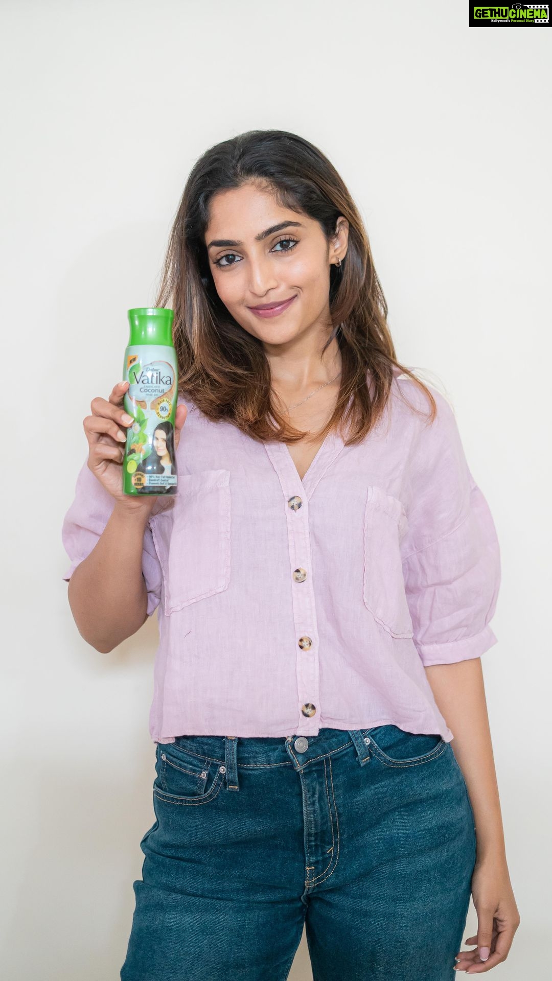 Reba Monica John Instagram - After a long search I finally found a hair oil that works for me and the best part is that it’s loaded with goodness of coconut, Amla, curry leaves, blackseed oil and other herbs that nourishes my hair and it reduced my hair fall up to 90% in just 4 weeks! It also made my hair super silky and shiny too! I took up the #vatikascrunchiechallenge and now it’s your turn! Take up the #vatikascrunchiechallenge and see the results yourself! ✨ I further nominate @_saniya_iyappan_ to take up the challenge #scrunchiechallenge #scrunchiesquad #ad