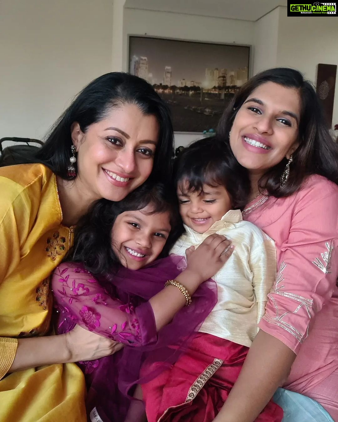 Reenu Mathews Instagram - Best Smile competition. Who's the winner according to you? 😉 Meanwhile had a fabulous diwali celebration with my cutiepies ❤️ @veenaravindran . . #diwalilookbook #diwalivibes #diwali2022 #festivevibes #lovenlight Đubai