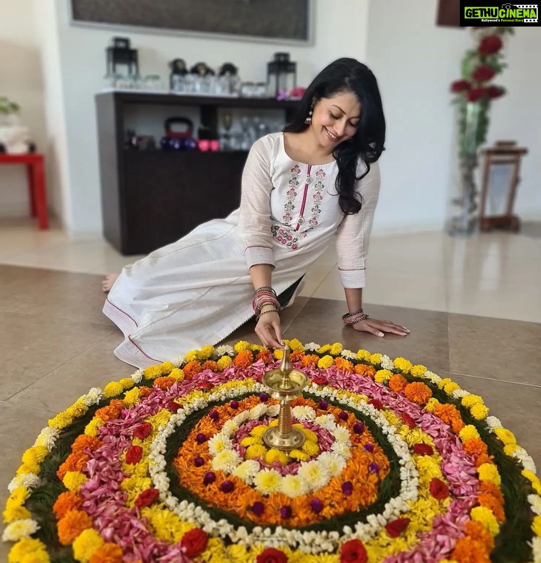 Reenu Mathews Instagram - Ellavarkkum hridayam niranja Onashamsakkal💕 #onam22 #onamindubai Đubai