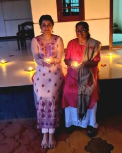 Reenu Mathews Instagram - Diwali 2022 at home. Mom & I decided to give a sweet Diwali surprise to our Househelp & family. The Happy  smiles says it all. Happy Diwali once again Fam ❤️
.
.
#diwalivibes
#diwali2022 
#diwaliathome 
#lovenlight 
#gratefulheart
