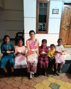 Reenu Mathews Instagram - Diwali 2022 at home. Mom & I decided to give a sweet Diwali surprise to our Househelp & family. The Happy  smiles says it all. Happy Diwali once again Fam ❤️
.
.
#diwalivibes
#diwali2022 
#diwaliathome 
#lovenlight 
#gratefulheart