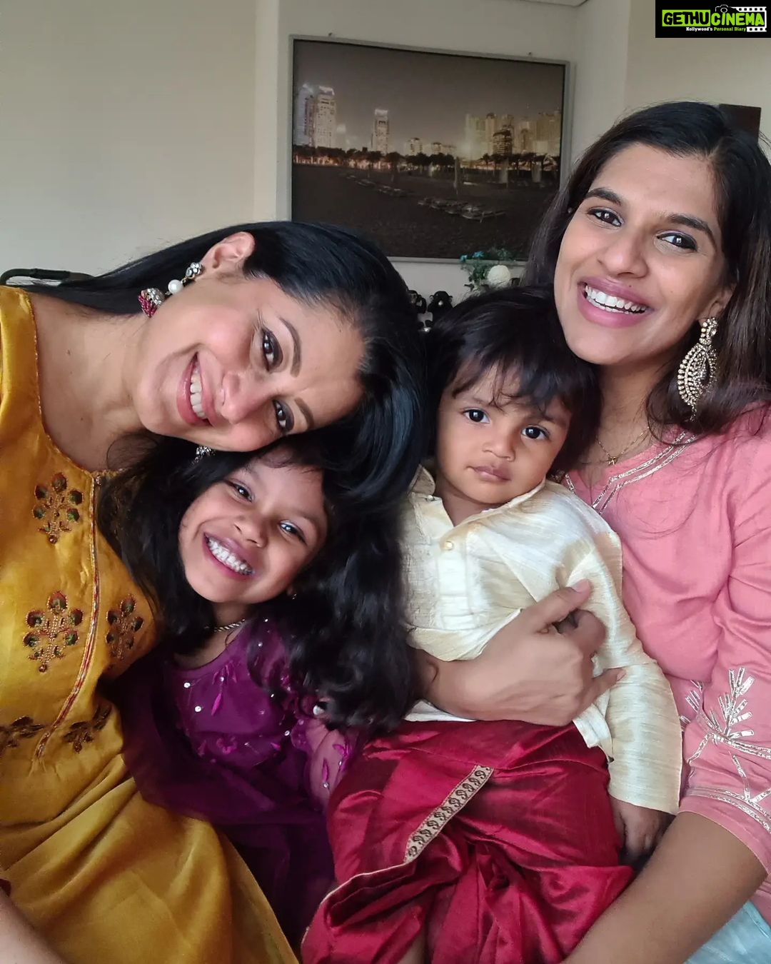 Reenu Mathews Instagram - Best Smile competition. Who's the winner according to you? 😉 Meanwhile had a fabulous diwali celebration with my cutiepies ❤️ @veenaravindran . . #diwalilookbook #diwalivibes #diwali2022 #festivevibes #lovenlight Đubai