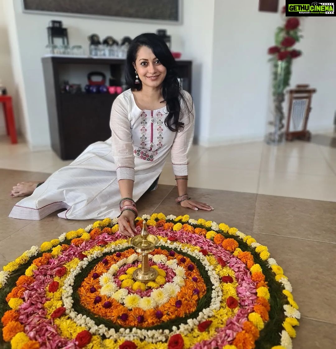 Reenu Mathews Instagram - Ellavarkkum hridayam niranja Onashamsakkal💕 #onam22 #onamindubai Đubai