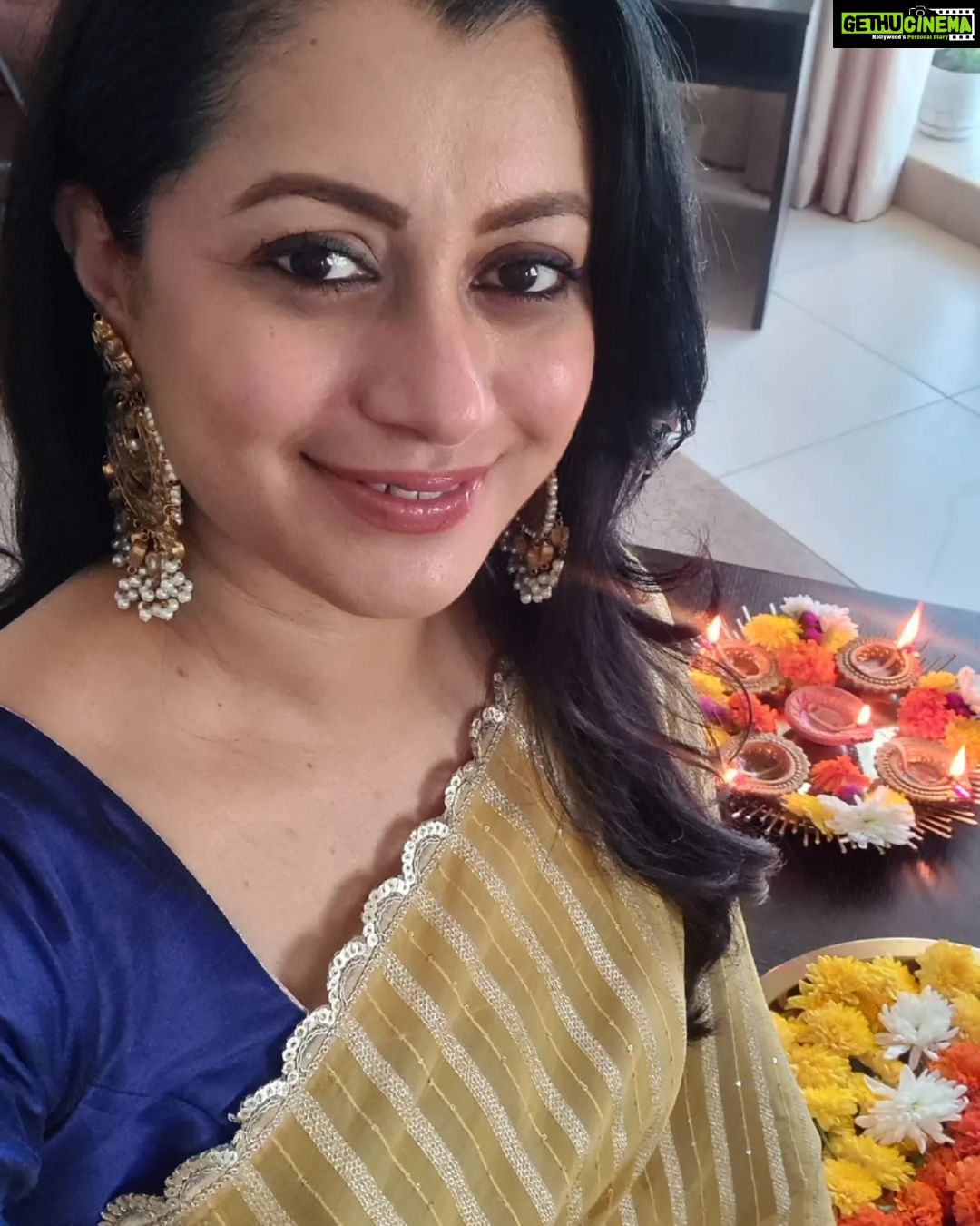 Reenu Mathews Instagram - Heylooo Yellow 🌼 As per your Dms , this pic is on my feed. Happy Weekend Fam😍 . . #sixyardsofelegance #sareelove #reenumathews #diwalilookbook