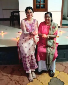 Reenu Mathews Instagram - Diwali 2022 at home. Mom & I decided to give a sweet Diwali surprise to our Househelp & family. The Happy  smiles says it all. Happy Diwali once again Fam ❤️
.
.
#diwalivibes
#diwali2022 
#diwaliathome 
#lovenlight 
#gratefulheart
