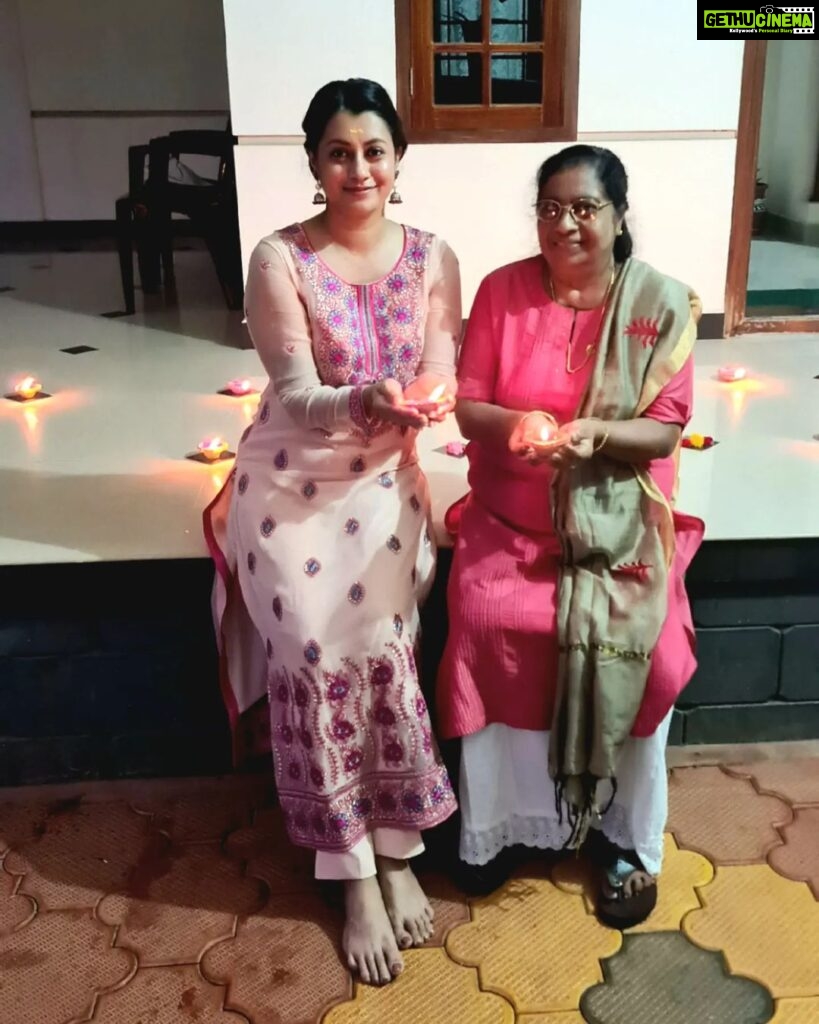 Reenu Mathews Instagram - Diwali 2022 at home. Mom & I decided to give a sweet Diwali surprise to our Househelp & family. The Happy smiles says it all. Happy Diwali once again Fam ❤ . . #diwalivibes #diwali2022 #diwaliathome #lovenlight #gratefulheart Kerala, India