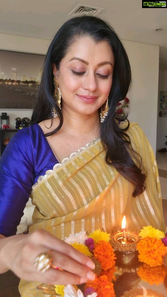 Reenu Mathews Instagram - Happy Diwali my lovely Fam❤️ May this Diwali bring you lots of Happiness , Love , Prosperity & Abundance. Love & Light✨️ . . #diwalilookbook #diwalireels #diwali2022 #sareereels #reelswithreenu #diwaliviralreels