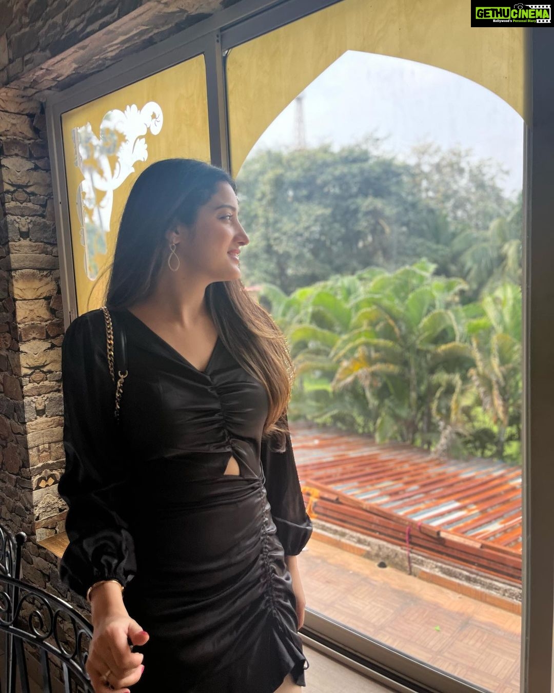 Richa Panai Instagram - Beautiful weekend!🖤 Army Officers Institute Juhu
