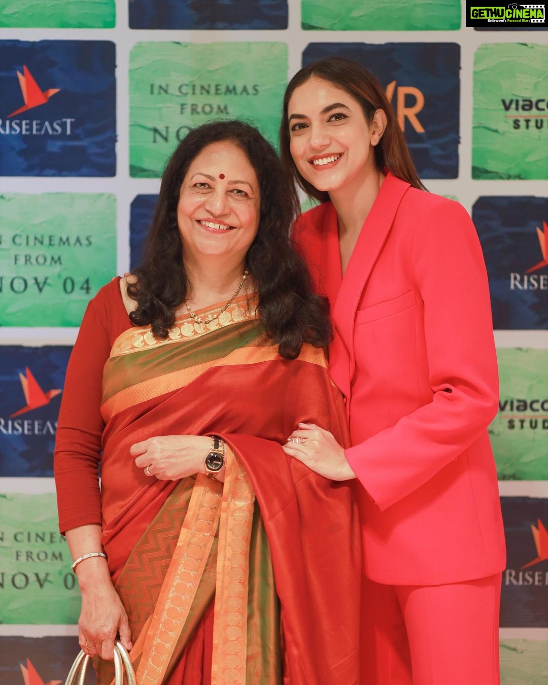 Ritu Varma Instagram - Premier night!! It’s been an incredible journey. Grateful for all the love that’s pouring in. #NithamOruVaanam in theatres near you. Go watch if you haven’t yet!! ❤️❤️ 📸 @bhoopalm_official Chennai, India