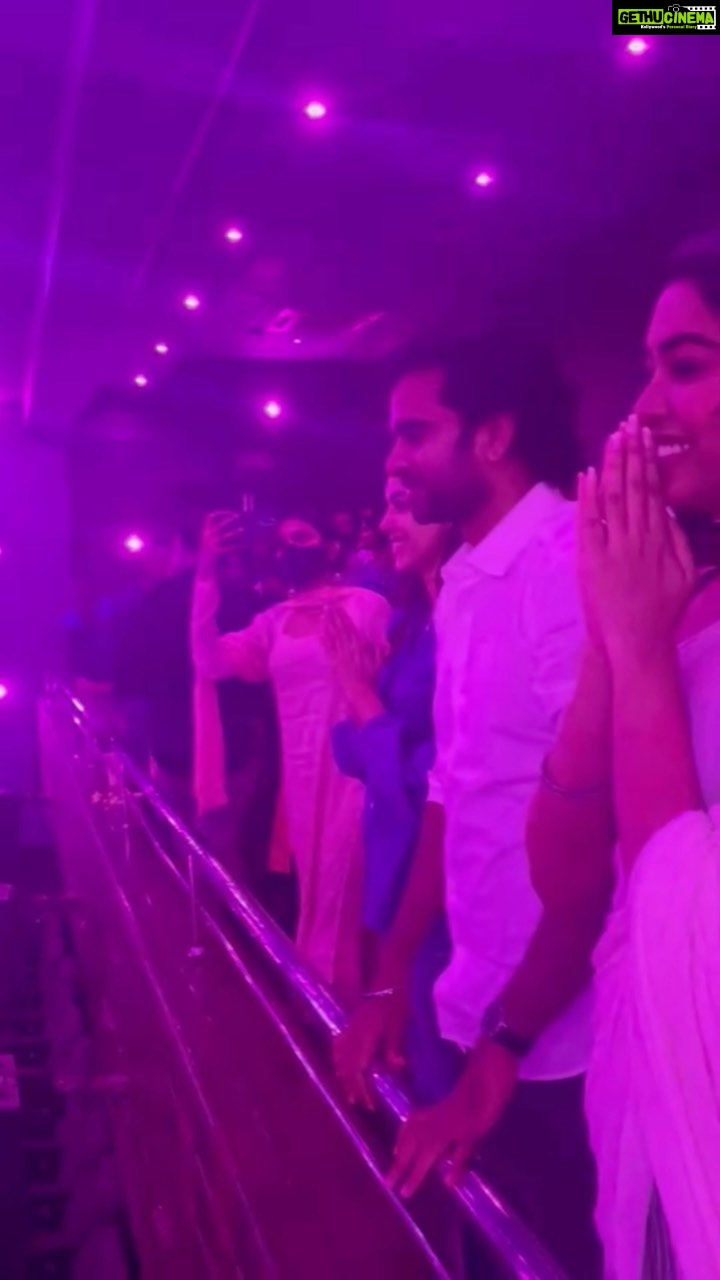 Ritu Varma Instagram - What love! ❤️ FDFS done right! Thank you makkalay for the amazing love and response ❤️ you guys made this day special. Love you! #NithamOruVaanam #Aakasam