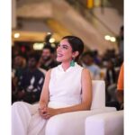 Ritu Varma Instagram - From the pre-release event of #NithamOruVaanam in Chennai last night!! 4 days to go!! See you all in cinemas ❤️ 📸 @planwcreadios @ashokselvan @aparna.balamurali @shivathmikar @rakarthik_dir @sagarpentela @riseeastentertainment @viacom18studios @gopisundar__official @vidhuayyanna @editoranthonyofficial @zmcsouth