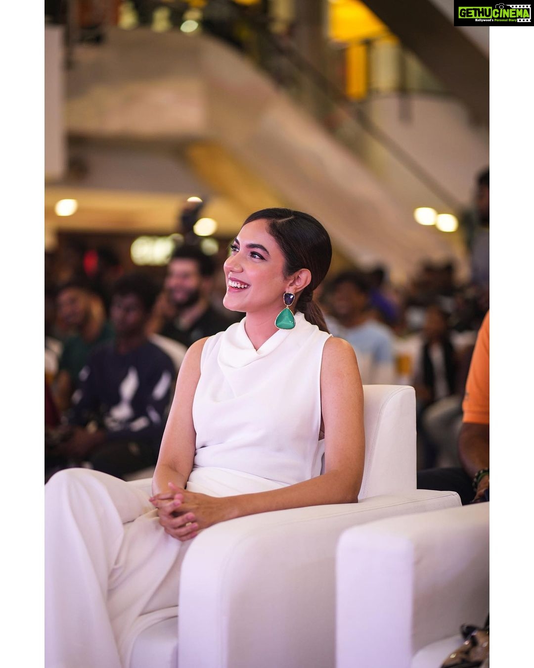 Ritu Varma Instagram - From the pre-release event of #NithamOruVaanam in Chennai last night!! 4 days to go!! See you all in cinemas ❤️ 📸 @planwcreadios @ashokselvan @aparna.balamurali @shivathmikar @rakarthik_dir @sagarpentela @riseeastentertainment @viacom18studios @gopisundar__official @vidhuayyanna @editoranthonyofficial @zmcsouth