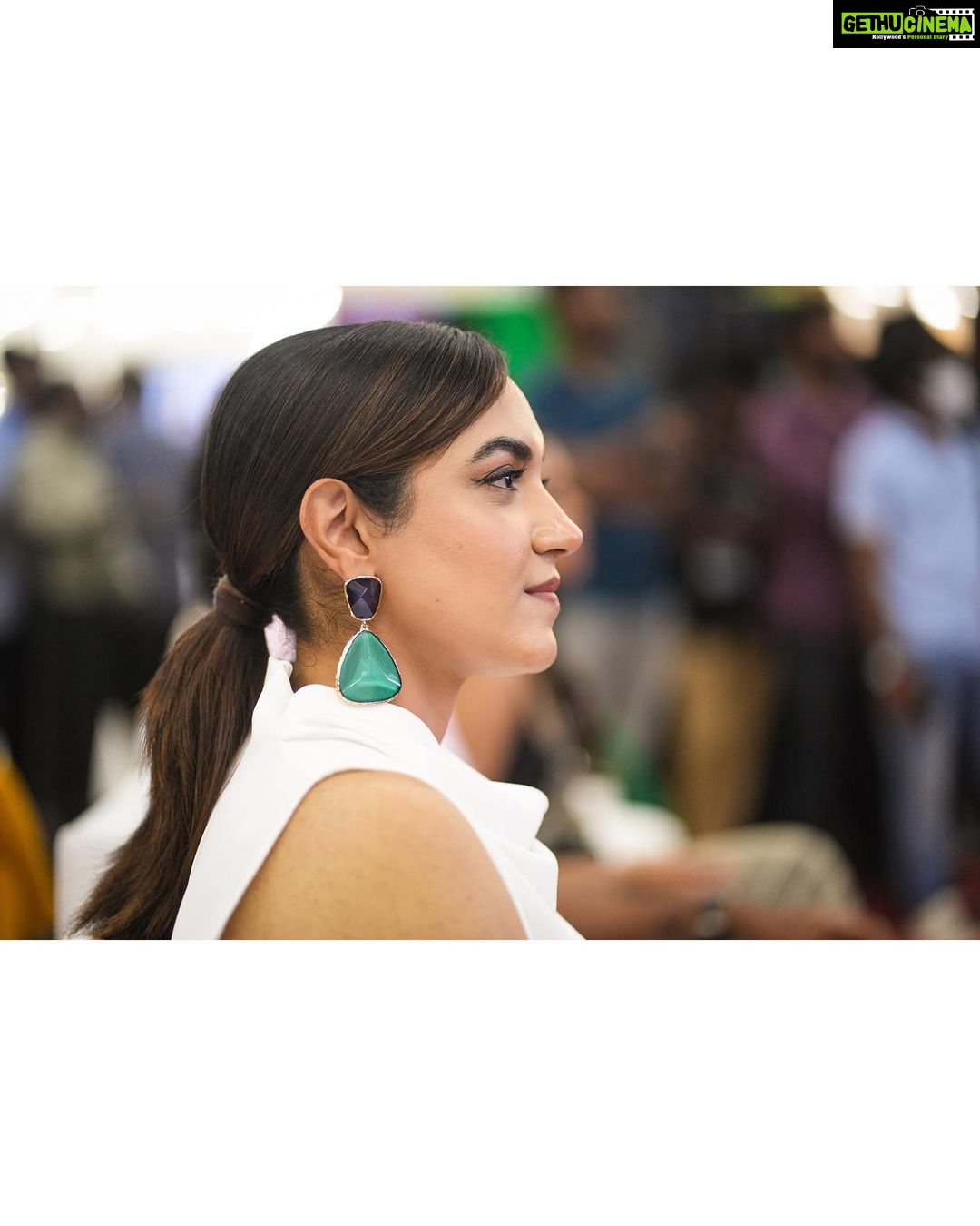 Ritu Varma Instagram - From the pre-release event of #NithamOruVaanam in Chennai last night!! 4 days to go!! See you all in cinemas ❤️ 📸 @planwcreadios @ashokselvan @aparna.balamurali @shivathmikar @rakarthik_dir @sagarpentela @riseeastentertainment @viacom18studios @gopisundar__official @vidhuayyanna @editoranthonyofficial @zmcsouth