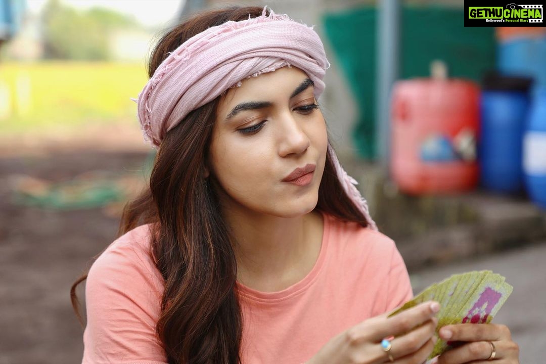 Ritu Varma Instagram - Hmm what’s Shubha upto? 🤔 #NithamOruVaanam/ #Aakasham in cinemas from Nov 4th 💕 @ashokselvan @aparna.balamurali @shivathmikar @rakarthik_dir @sagarpentela @riseeastentertainment @viacom18studios @gopisundar__official @vidhuayyanna @editoranthonyofficial @zmcsouth @donechannel1 @teamaimpro