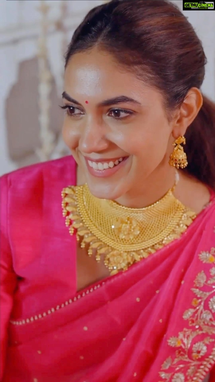 Ritu Varma Instagram - Beautifully lit earthen diyas. Floral rangolis. New outfits and jewellery. Amma’s delicious prasadam. Aren’t festivals all about treasuring these little moments? Wishing you all a happy and golden Karthika Poornima! #rituvarmaxcmr #southindianjewellery #Karthikapoornima #accessories #gold #jewellery #earrings #finejewelry #goldnecklace #jewelry #jewelrygram #jewelrydesign #beads #pendant #necklaces #bridaljewellery #templejewellery #weddingcollection #haram #kempjewellery #kundanjewellery #cmrjewellery #cmrwomen