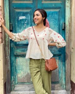 Ritu Varma Instagram - Shubha, captured by Arjun(@ashokselvan) 🤓👱🏼‍♀️

#NithamOruVaanam