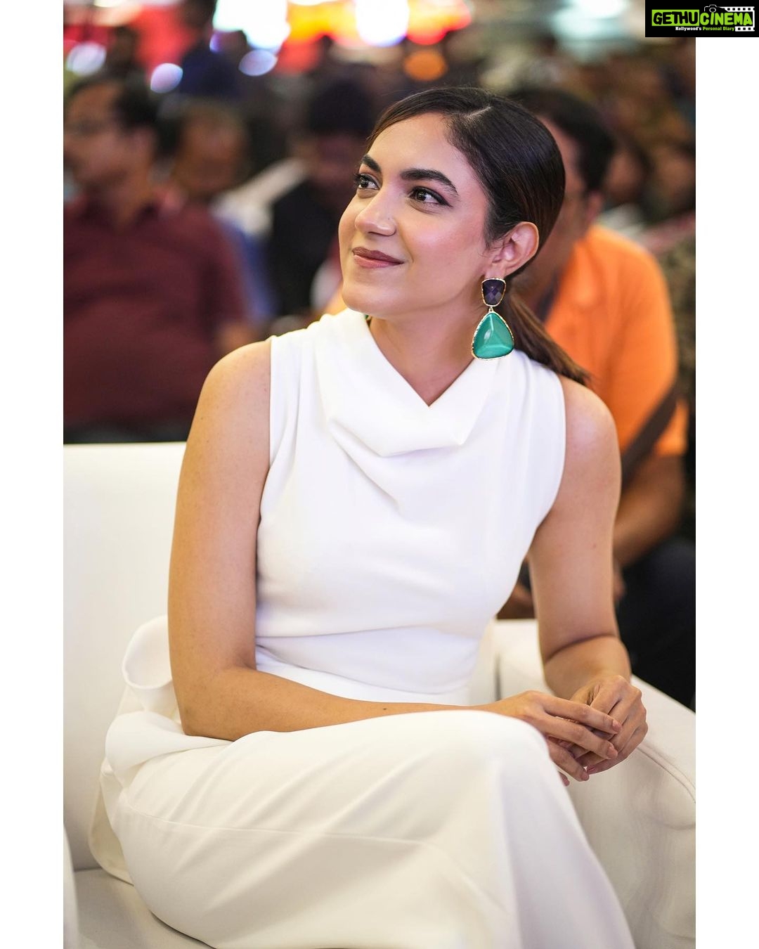 Ritu Varma Instagram - From the pre-release event of #NithamOruVaanam in Chennai last night!! 4 days to go!! See you all in cinemas ❤️ 📸 @planwcreadios @ashokselvan @aparna.balamurali @shivathmikar @rakarthik_dir @sagarpentela @riseeastentertainment @viacom18studios @gopisundar__official @vidhuayyanna @editoranthonyofficial @zmcsouth