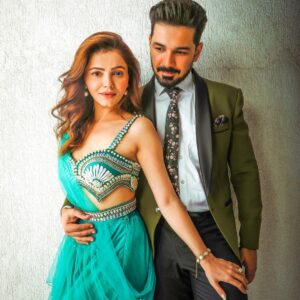 Rubina Dilaik Instagram - Piya Basanti Re…... . . Styled by: @ashnaamakhijani Outfit: @aanchalrohra Earrings : @fashionjewellery_21 Hand: @ethnicandaz 📸 : @smileplease_25