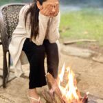 Rucha Hasabnis Instagram - My most favourite thing about winters. Chilly night. Bonfire. Music. Quality time with your loved ones. . . #winterlove #happiness