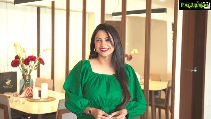 Rucha Hasabnis Instagram - Santa must be busy with kids, wishes & gifts. So I thought to become one and surprise my niece with Carvaan Mini Kids.📻 It has several different rhymes, stories, learnings & mantras that will make learning fun & easy. This Christmas, 'Bano Baccho Ke Santa' and gift your kids the joy of learning today🎅🏻 @saregama_official #Saregama #Carvaan #CarvaanMiniKids #Christmas #BanoBacchoKeSanta #ChristmasGift #Gift #GiftIdeas #XMas #Holidays