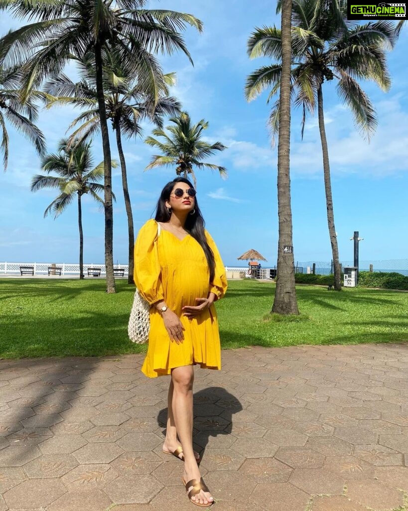 Rucha Hasabnis Instagram - This beautiful sunshine yellow maternity dress is from my sister-in-law’s brand @mamaste.in Absolutely love thier collection. It’s so hard to pick just one. Go check them out and give your love 💕 Super proud of you @shelar_shraddha 😘❤️