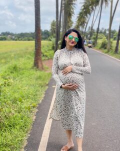 Rucha Hasabnis Instagram - I find it so difficult to not touch my bump 😂
Anyone else can relate? 
.
.
#momproblems ☺️🧿