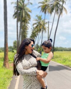 Rucha Hasabnis Instagram - I find it so difficult to not touch my bump 😂
Anyone else can relate? 
.
.
#momproblems ☺️🧿