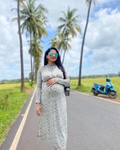 Rucha Hasabnis Instagram - I find it so difficult to not touch my bump 😂
Anyone else can relate? 
.
.
#momproblems ☺️🧿
