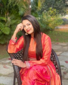 Rucha Hasabnis Instagram - Happy makar sankranti 💥
.
Tilgul ghya ani goad goad bola🧡
.
.

Outfit- @the_homeaffair_jaipur 
PR- @dinky_nirh