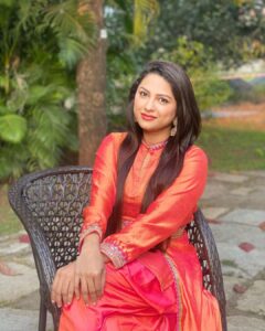 Rucha Hasabnis Instagram - Happy makar sankranti 💥
.
Tilgul ghya ani goad goad bola🧡
.
.

Outfit- @the_homeaffair_jaipur 
PR- @dinky_nirh