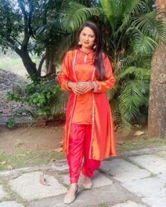 Rucha Hasabnis Instagram - Happy makar sankranti 💥
.
Tilgul ghya ani goad goad bola🧡
.
.

Outfit- @the_homeaffair_jaipur 
PR- @dinky_nirh