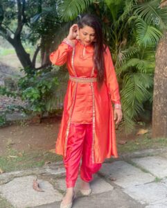 Rucha Hasabnis Instagram - Happy makar sankranti 💥
.
Tilgul ghya ani goad goad bola🧡
.
.

Outfit- @the_homeaffair_jaipur 
PR- @dinky_nirh